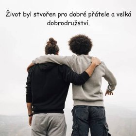 Dva kluci stojí ve výhledu do zamlžené přírody, citát Život byl stvořen pro přátele a velká dobrodružství.