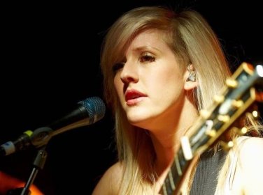 Ellie Goulding v Praze zazpívala pro 13 tisíc fanoušků. Zazněla i píseň z 50 odstínů šedi