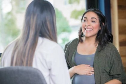 těhotná žena setkání se svým lékařem
