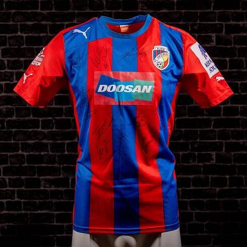 Hraný zápasový dres FC Viktoria Plzeň - sezóna 2012-2013 - Marek Bakoš - liga (s podpisy celého týmu) - přední strana