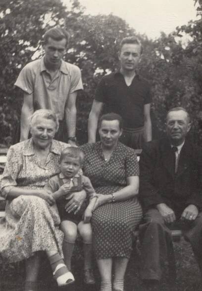 Rodinná fotografie, kterou měla Miluška Havlůjová povolenou ve vězení; horní řada zleva: bratr Karel, manžel Miroslav, dolní řada zleva: babička Louisa Tarámková, syn Tomáš, maminka Míla a tchán František Havlůj, 1954
