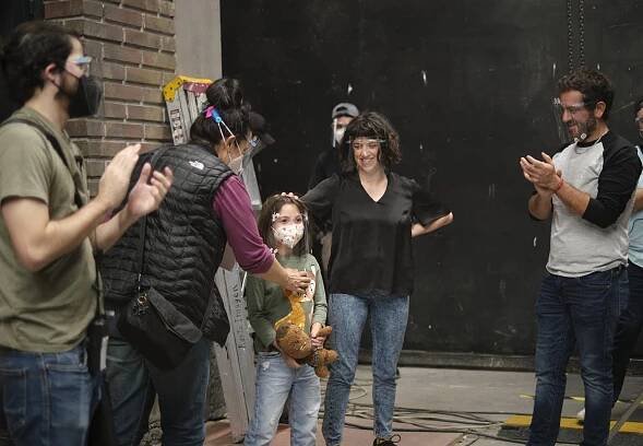 Isabella Vazquez Morales, Lucía Uribe, Flavio Medina - Bude to v poho - Z natáčení