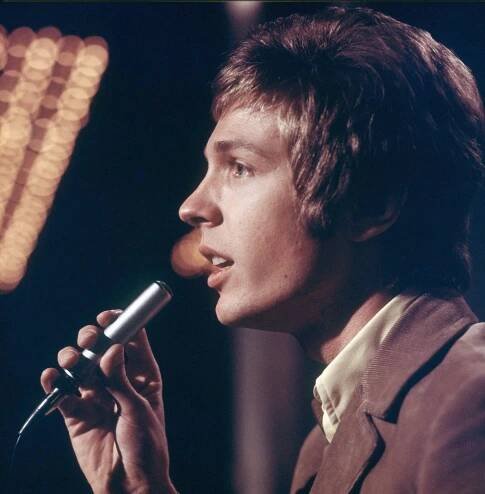Známý zpěvák a idol Bowieho náhle zemřel! Scott Walker zpíval i o Česku