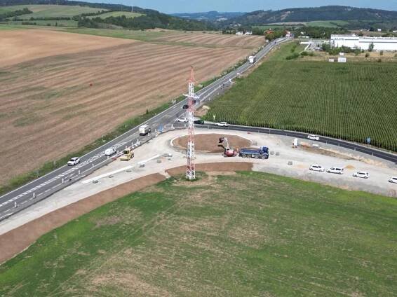 Podívejte se z výšky na budovanou okružní křižovatku na I/43 u Sebranic