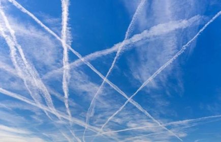 Chemtrails je možná nesmysl, ale čáry za letadly planetě skutečně škodí