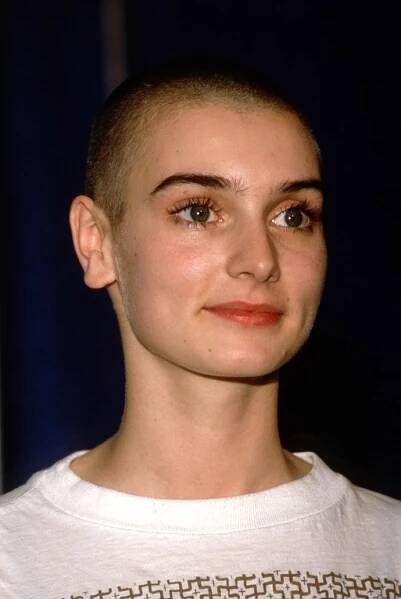 Irská zpěvačka Sinéad O'Connor, která ve středu zemřela ve věku pouhých 56 let, nebyla jedinou slavnou ženou, jež nosila oholenou hlavu, byť ji měla suverénně nejdéle. V jejích stopách v určité fázi života kráčely i další krásky. Které? Na to se nyní společně podívejme.