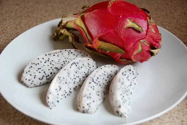 Pitahaya. jak ji jíst a co o ní vědět