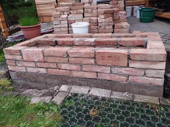 Chtěl inovovat staré posezení, vybudoval hybridní lavičko-truhlík z cihel