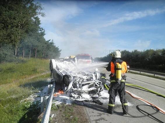 Na D1 u Brna havarovalo auto, převrátilo se a celé shořelo