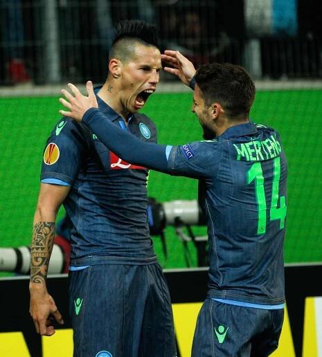 Hamšík s Mertensem sestřelili hatricky Boloňu. Neapol snížila náskok Juventusu na čele ligy