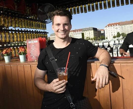 Moderátor, který prošel dětským domovem, se ukázal v plavkách: Tohle sošné tělo si hýčká vítězka StarDance!