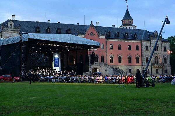 Závěrečný koncert sezony uspořádala Česká filharmonie mimo prahu, na zámku Sychrov.