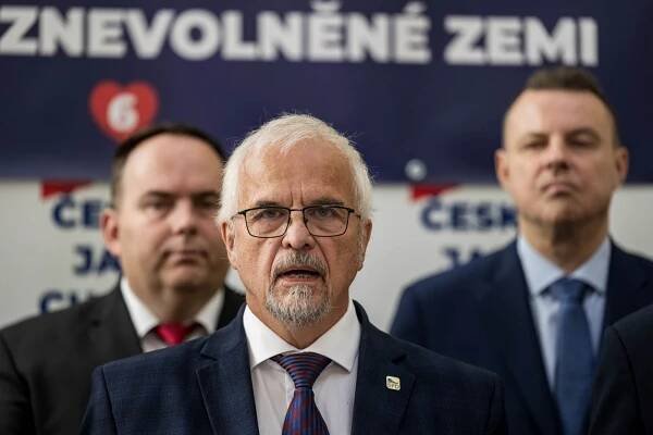 Vybrané body programu hnutí SPD pro letošní volby do Poslanecké sněmovny - Fotografie 'Hnutí SPD představilo svůj volební program pro říjnové sněmovní volby, 8. září 2025, Praha. Uprostřed hovoří poslanec Evropského parlamentu Ivan David. Kredit: ČTK / Šimánek Vít'