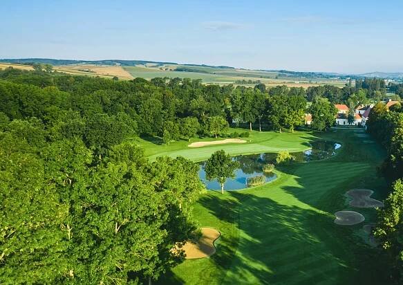 Drohnenaufnahme von Golfplatz Schloss Schönborn