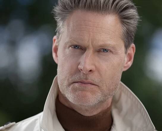 Actor Henrik Norman in spy mode