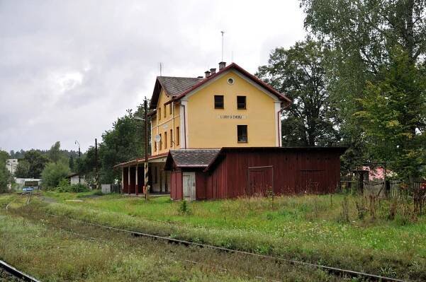 Výpravní budova na pohledu od kolejí.