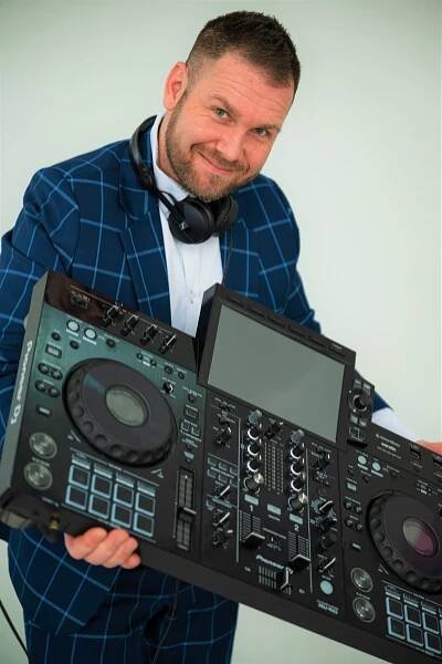 DJ na svatbu | DJ Luke – Elegantní zábava pro Váš svatební den
