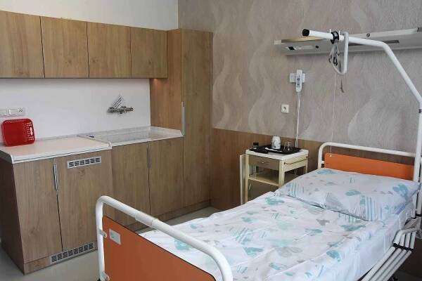 Porodnice v kadaňské nemocnici prošla totální rekonstrukcí za 35 milionů korun. Rodinné pokoje se díky tomu přiblížily hotelovému standardu.