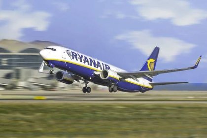 Dražší letenky, méně spojů. Ryanairu docházejí Boeingy