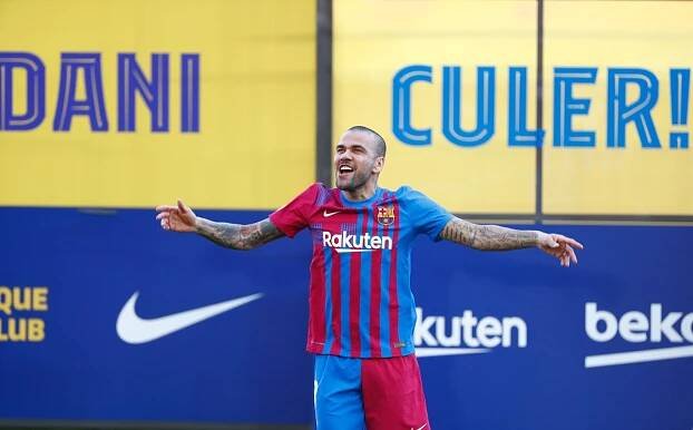 Dani Alves nekončí. Po odchode z Barcelony bude hrať o trofej proti nej