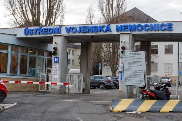 Zeman na prohlídce: Očkování bez komplikací. A má plán na vyznamenání za registrační systém