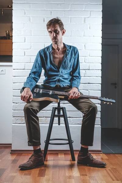 Dvakrát porazil rakovinu! Britský muzikant Lavash žijící v Praze má doma z léčby zajímavý suvenýr