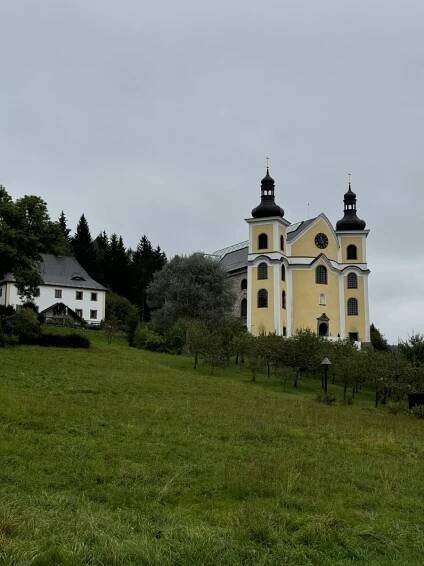 Barokní perla Orlických hor. Neratovský kostel přežil hrozící demolici i požár