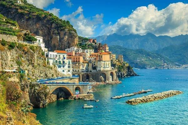 Panoramatický pohled z Amalfi, pláže a přístav, Itálie, Evropa — Stock obrázek