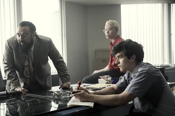 Asim Chaudhry, Will Poulter, and Fionn Whitehead in Bandersnatch - Black Mirror