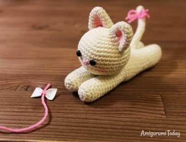 Lying kitten amigurumi pattern by Amigurumi Today Crochet Cat Pattern, Crochet Animal Patterns, Stuffed Animal Patterns, Crochet Patterns Amigurumi, Amigurumi Doll, Amigurumi Minta