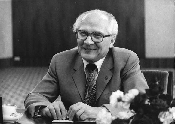 Porträt von Erich Honecker, Erster Sekretär des Zentralkomitees der SED, während eines Interviews.