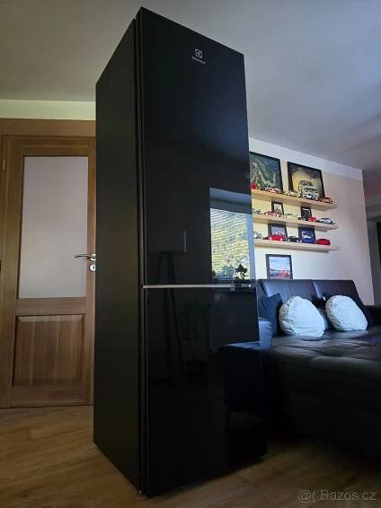 Exkluzívní černá skleněná lednice Electrolux - na opravu