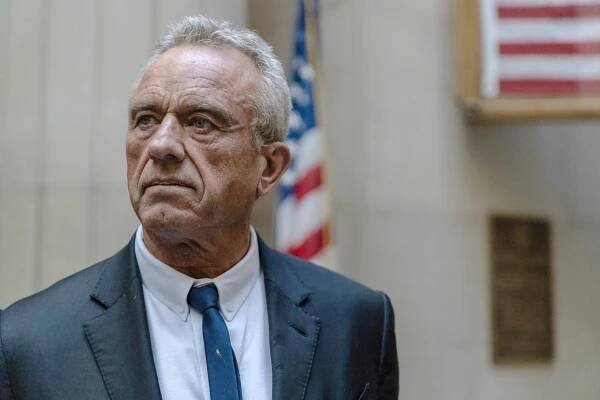 Robert F. Kennedy junior pozastavil prezidentskú kampaň, podporil Trumpa
