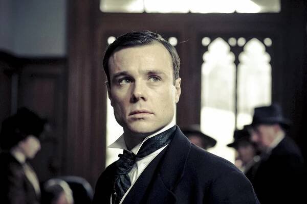 Vesnice - Série 1 - Promo - Rupert Evans