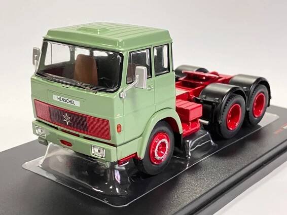 Henschel HS 19 TS 1966 - sv. zelená - IXO 1/43 TR151.22