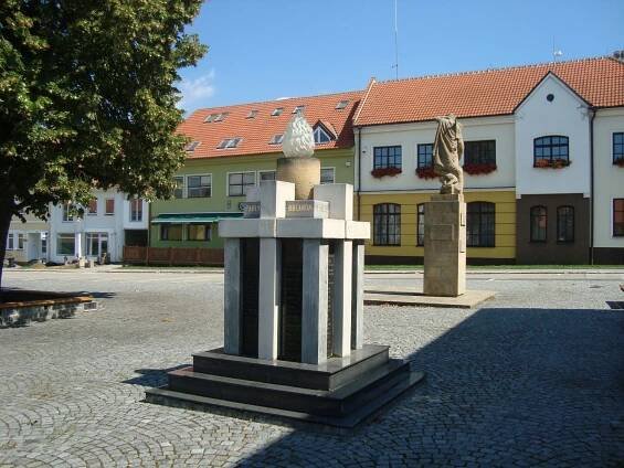 Fotografie - Kunovice-Náměstí Svobody-pomníky obětem 1. a Památník osvobození - 20.08.2011 • Mapy.cz