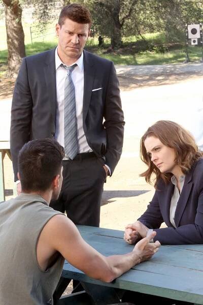 Sběratelé kostí - Agent v šachtě - Z filmu - David Boreanaz, Emily Deschanel
