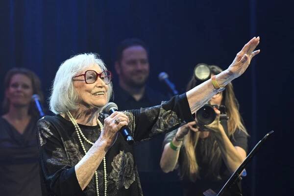 Marta Kubišová před vyprodanou Lucernou odzpívala svůj poslední koncert.