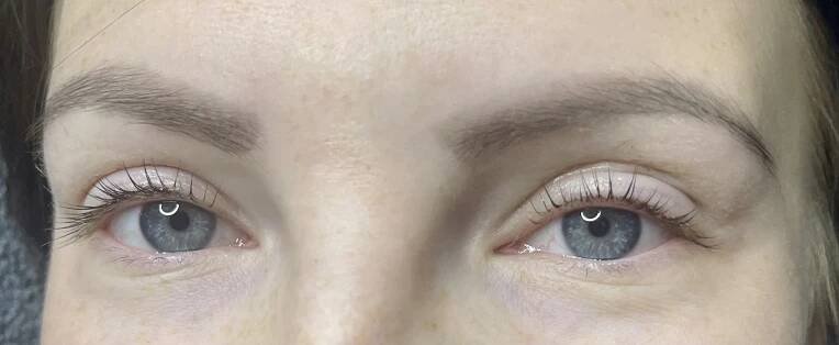 Svůdný pohled za všech okolností: lash lifting pro natočené řasy a laminace obočí