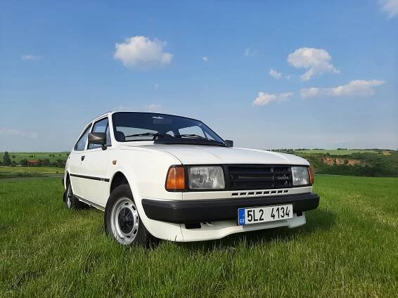 Škoda Rapid 136: Kopec zvládá bez potupného podřazování, lidé se za ní stále otáčí a pořád tu a tam nejde nastartovat