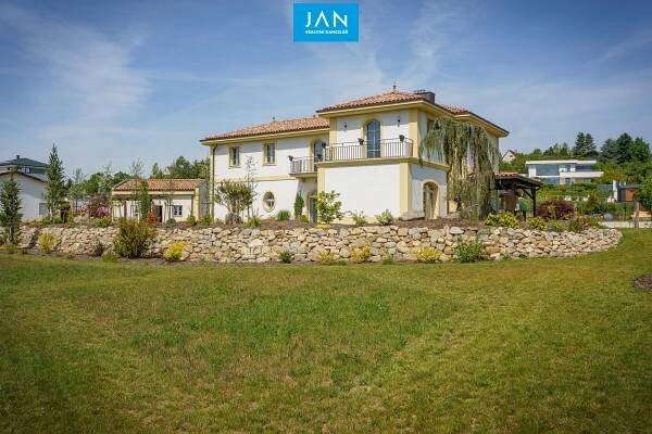 Prodej rodinného domu 7+1, 250 m2 plus dvojgaráž 46m2 a vinný sklep 60m2 - Pyšely - JAN Reality