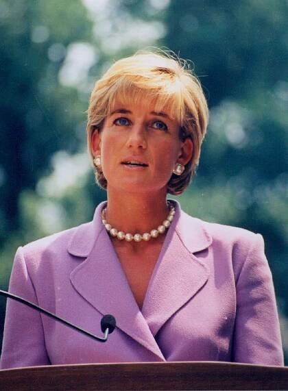 Category:Women wearing pearl earrings - Wikimedia Commons