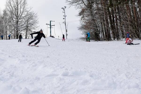 VIDEO, FOTO: Na turnovském ledovci už se lyžuje. Skiareál Struhy zahájil sezónu
