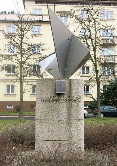 Pomník československým letcům a parašutistům na náměstí Dukelských hrdinů v Pardubicích | Drobné památky 