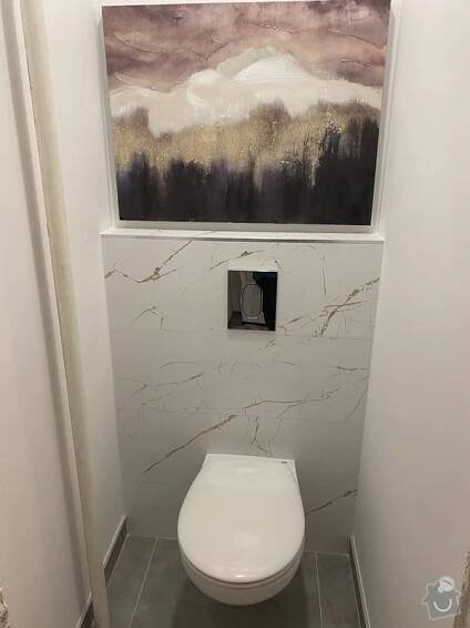 Nové moderní WC, bílo-zlaté provedení.