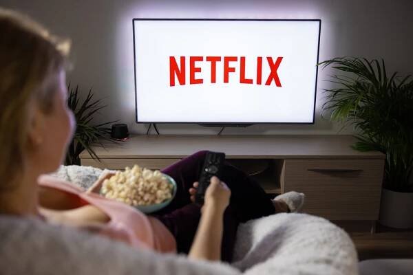 Netflix má do konce roku v plánu dvě zásadní novinky: reklamy a poplatky za sdílení účtu
