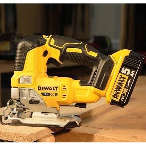 DeWALT DCS334NT aku bezuhlíková přímočará pila XR 18V | NAKO Pardubice