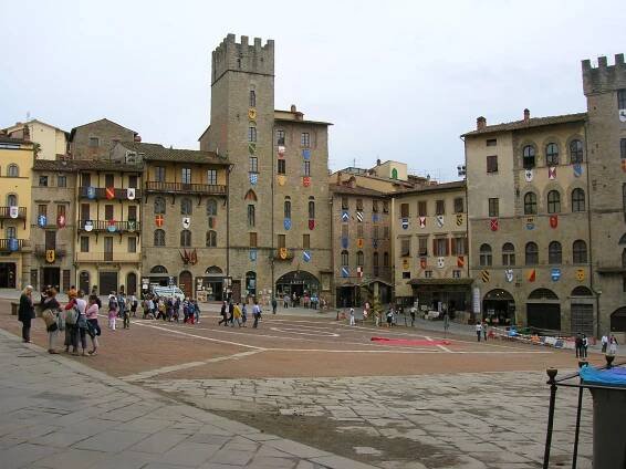 Soubor:Piazza Grande Arezzo.JPG – Wikipedie