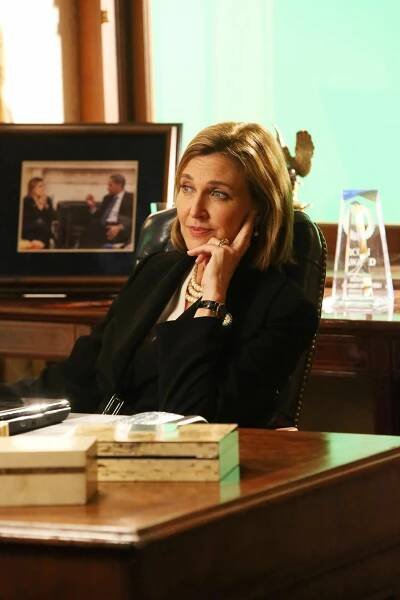 Sběratelé kostí - Skandál v senátu - Z filmu - Brenda Strong