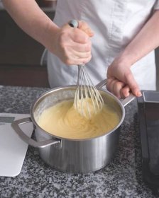 Crème pâtissière, diplomate, légère či mousseline: Jaký je v nich rozdíl a jak je připravit